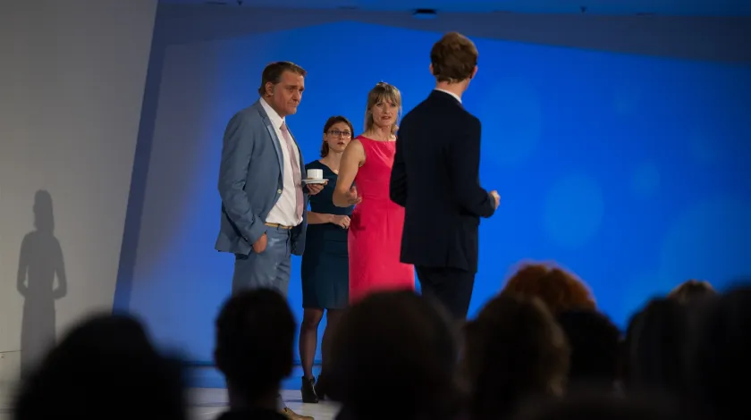 Theatergroep Jan Vos op het podium met de scène ‘Met de rug tegen de muur’ uit hun voorstelling 'Wind'.