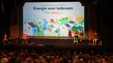 De opening van het congres in een theaterzaal