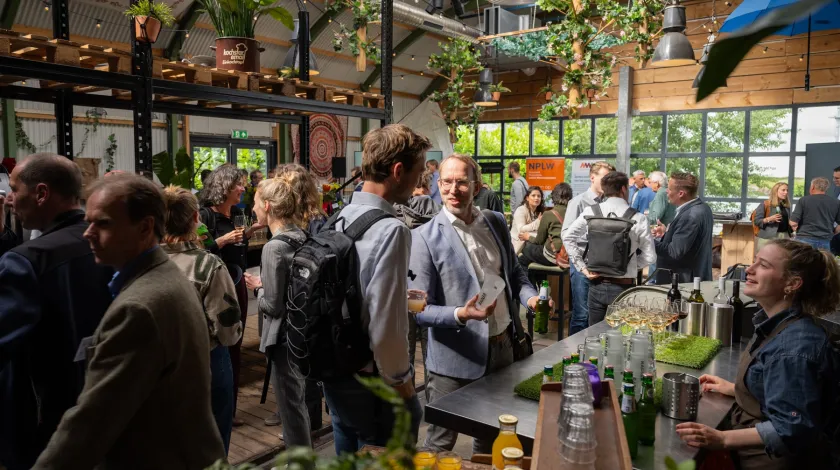 Deelnemers op de afsluitende borrel van de Impulsdag warmtenetten