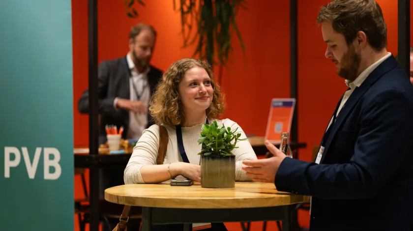 Man en vrouw in gesprek op congres