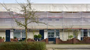 Rijwoningen staan in de steigers voor renovatie