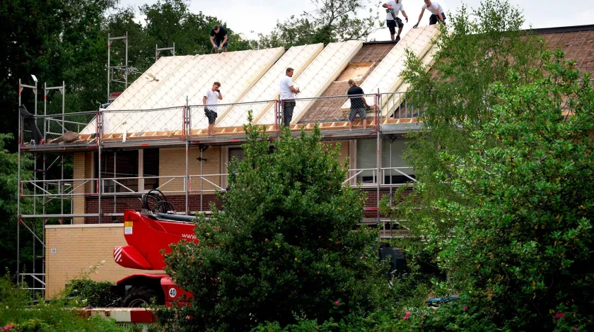 5 bouwvakkers bezig met dakisolatie