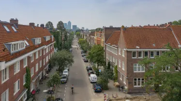 Woonwijk en straat met flats in de achtergrond