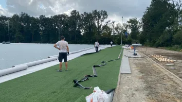 3 mannen zijn bezig met de aanleg van de leidingen onder het kunstgrasveld