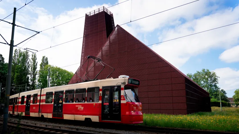 Tram rijdt voor geothermie-installatie