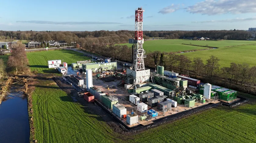 Luchtfoto aardwarmte-installatie in het groen